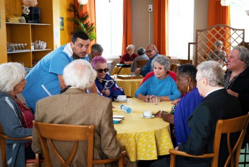 Quelle est la différence entre une résidence senior à Suresnes et une maison de retraite ?