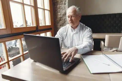 Activités créatives pour les seniors : des idées inspirantes