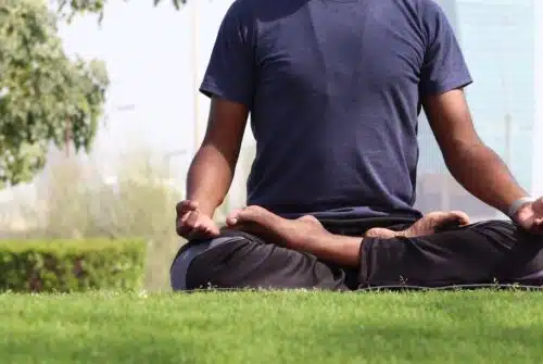 Améliorer le bien-être des seniors grâce à la méditation et à la relaxation