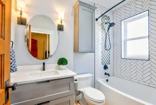 Conseils d’aménagement pour une salle de bains sécurisée adaptée aux seniors