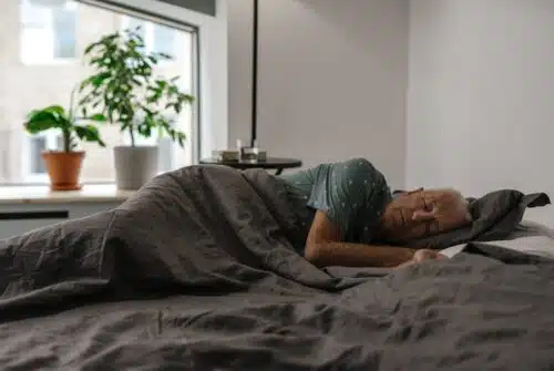 Solutions efficaces pour améliorer le sommeil des seniors