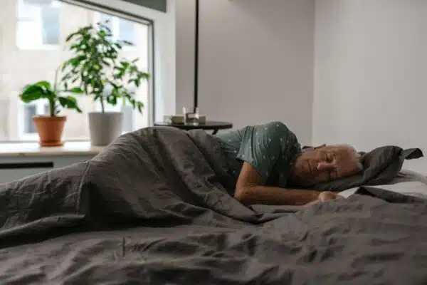 Solutions efficaces pour améliorer le sommeil des seniors