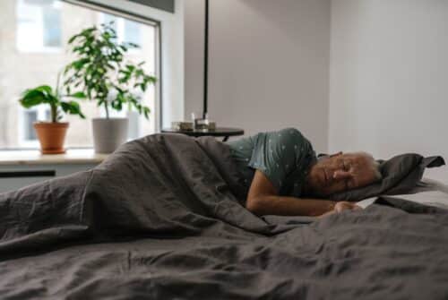 Les clés d’un sommeil paisible et reposant pour les seniors : découvrez les solutions efficaces contre l’insomnie