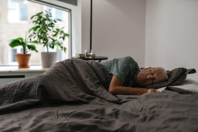 Les clés d’un sommeil paisible et reposant pour les seniors : découvrez les solutions efficaces contre l’insomnie