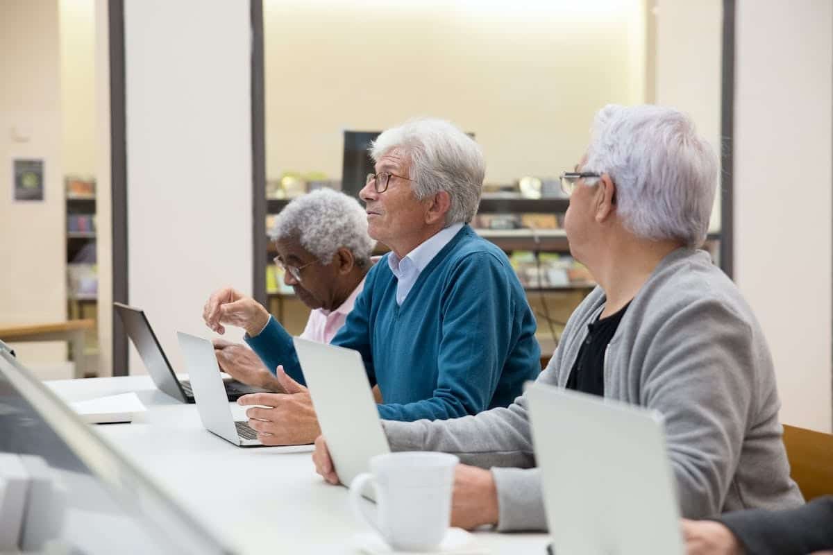 L’adoption des nouvelles technologies par les seniors : un enjeu majeur pour leur bien-être