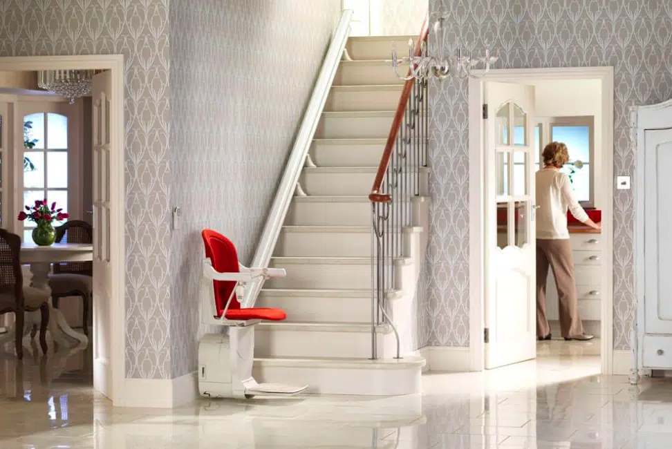 Comment est installé un monte-escalier dans une maison ? 