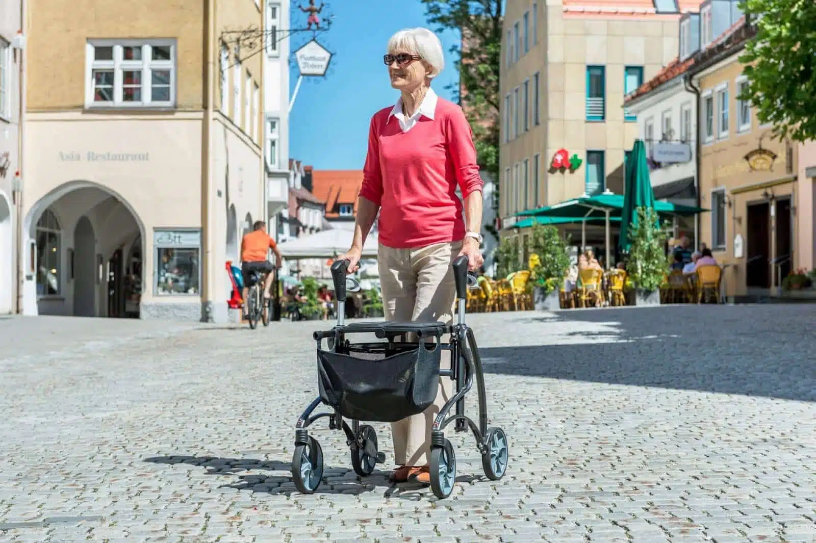 Rollator : pourquoi utiliser un déambulateur à roulettes ?