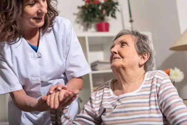 Démarches pour une prise en charge en maison de retraite : guide complet des étapes à suivre