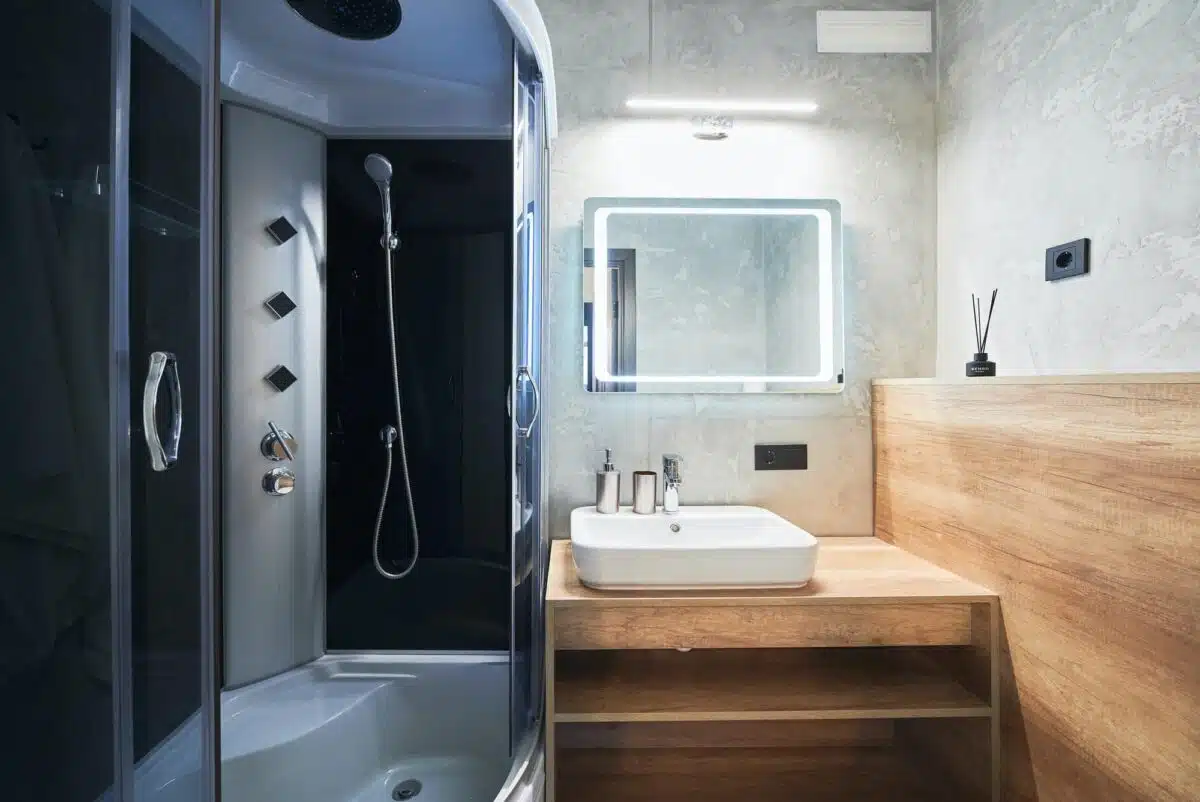 Innover une salle de bains : la douche sécurisée, gage de tranquillité !